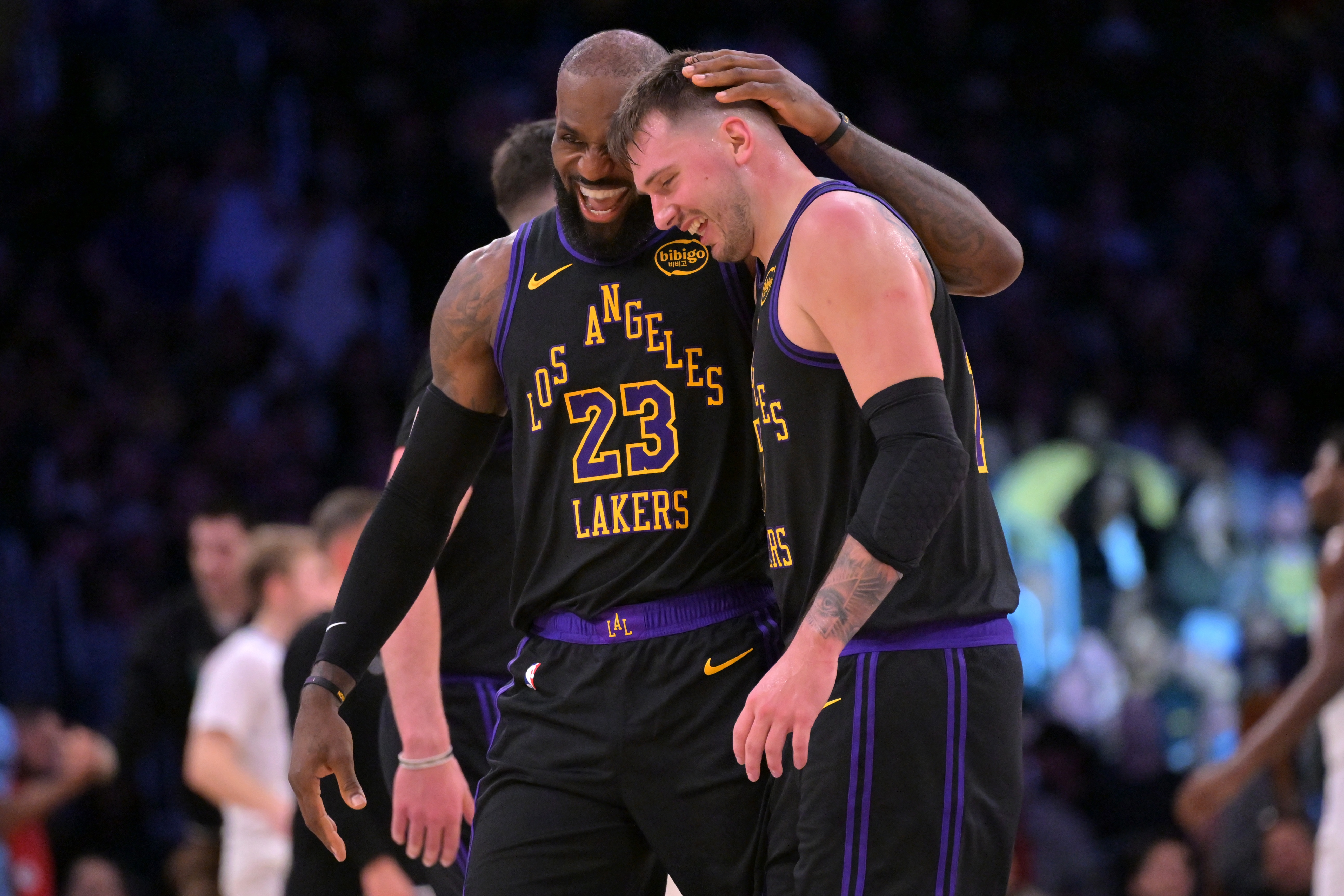 半场21分领先老鹰！张佳玮：湖人速度火力全出来 空间大开打崩鹰